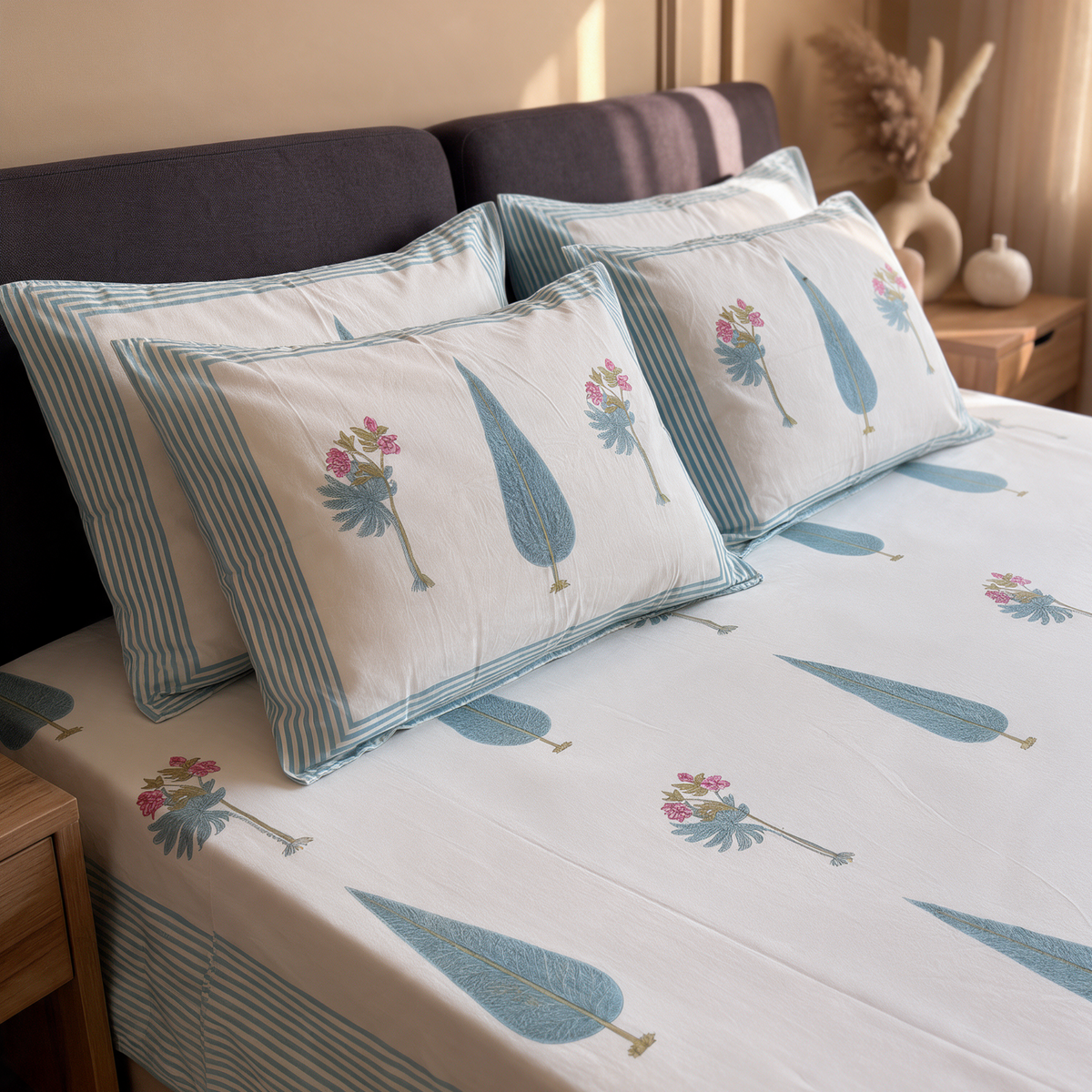 Elegant Blue Floral Printed Cotton Bedsheet Set with Matching Pillow Covers King Size